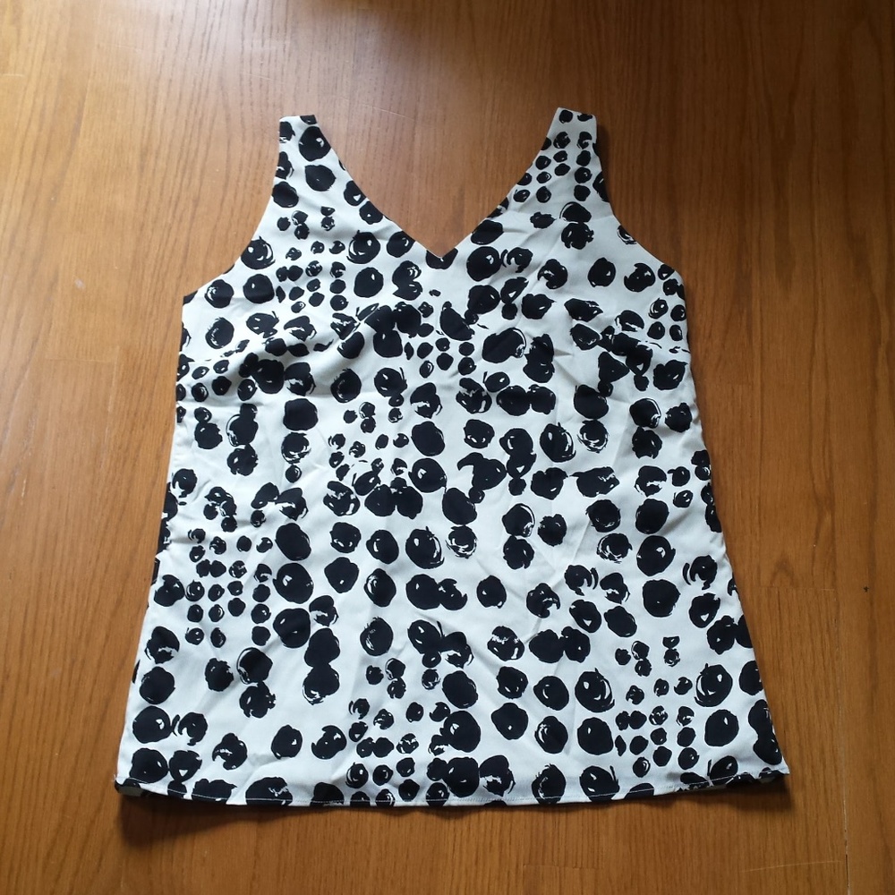 ⭐Black and White Patterened Tank top/blouse